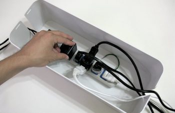 邪魔な電源ケーブルを電源タップごと隠す