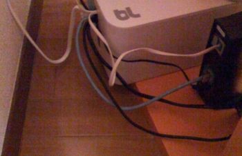 『Cable Box』でルータまわりの配線コードを綺麗に整頓しました。
