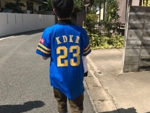 今日から使ってるBluetoothヘッドセットのJAWBONE ERAを使ってないとき首から下げるのにいいな！⇒ 何かと便利な、Micro-USBをぶら下げるアダプター登場 – Trinity Weblog [TriLog] http://bit.ly/VGgHNl 