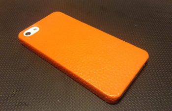 トリニティ (@trinityinc) の次元シリーズ、実物はWebで見るより質感いい。こだわりの日本製ながら普通の値段なのも :) http://trinity.jp/products/iphone/jigencoveriphone5/index.html … pic.twitter.com/31K7RC0S