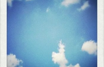 iPad mini用のカバーでいいの見つけた。ラバーバンドが背面についてて片手保持が安定しそうだし見た目もオシャレで気に入った。先にカバーだけ買っとくかなあ → Simplism Handy Cover Set for iPad mini