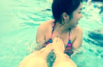 【部員ブログ】プールにチャポンも大丈夫！　最強の完全防水ケース見つけました。 | iPhone女子部 – 女子部員がiPhoneのアプリ、アクセサリー、裏ワザ情報などを楽しく発信！