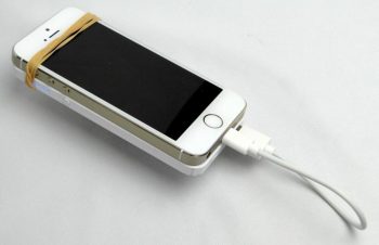 iPhone 5sに過酷な事をさせるためバッテリー不足にならないようにトリニティ社の「iPhone Shaped Battery」を短いライトニングケーブルでつなぎ持ち歩いた。些か無骨だが(笑)通話もできるし信頼性は高い :-) http://t.co/QctWly78o0