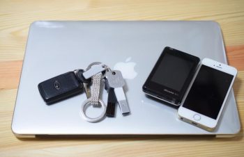 「あ、充電ケーブル忘れた…」がなくなる！カギ型Lightning＆micro USBアダプターBlueLounge Kii | Favorite＊Place