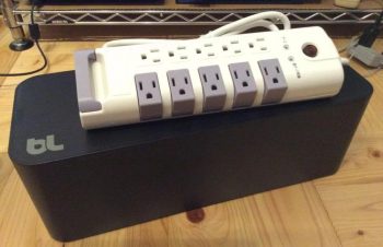 15年は使ったであろう電源タップをリプレースした。新しいタップはソケットが90度可動するのが売りだけど、思ったより使い勝手はよくなかった。ついでにケーブルボックスに入れて埃と見た目対策。 http://t.co/eW4ZAefTUm http://t.co/bEfHvqOF3B