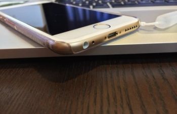 ゆっくり建てる&nbsp;SimplismのiPhone 6ケースを装着