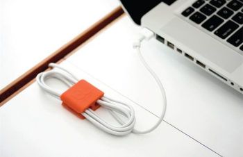 絡まりがちなケーブルをすっきり収納　Bluelounge ケーブルクリップ