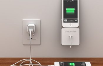 充電時もおしゃれに！iPhoneを壁に立てかけられる充電スタンド「Rolio」