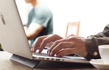 BlueLounge Kickflipを購入。MacBookProに角度をつけて快適に作業。