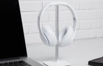 BLUELOUNGE｜あらゆるサイズのヘッドフォンに対応するスタンド | Web Magazine OPENERS