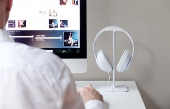 しなやかに曲がるBluloungeのヘッドフォンスタンド「Posto」 – AV Watch