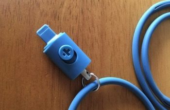 simplismのiPhoneのLightningコネクターに取り付けるネックストラップ「Neck Strap」を利用して