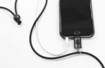 iPhoneもイヤホンも落とさない『Lightningストラップ』  |  AppBank