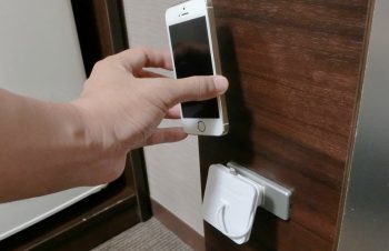 【トラベルグッズレビュー】壁面のコンセントにiPhoneを直結し、床から浮かせて接続できる Bluelounge「Rolio」