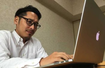 【これステキ】MacBookをちょうどキーボードを打ちやすい角度に傾けてくれるスタンド「Bluelounge Kickflip」レビュー