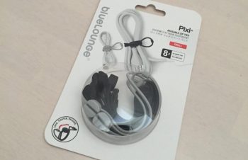 NuAns NEOのUSB Type-Cケーブルを買った時に付いてきたバンドが使いやすかったので追加で買った。BlueLoungeのPixiって商品みたい。しっかりトリニティ株式会社と書かれてます。