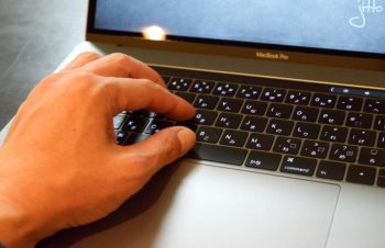 新型MacBookPro（Late2016）には「Bluelounge Kickflip」が必須アイテムだと思う