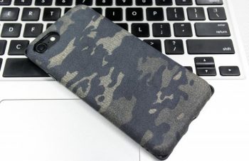 手触りがよく、耐衝撃性能に優れたトリニティ「[Fablex] Shock Absorbing Fabric Case for iPhone 7」