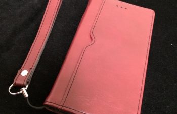 寝起きに触ると目が醒める冷え冷えスマホの季節到来。例によってほっしい @hosinity さんとこのFLIP NOTEシリーズお揃いストラップ付きhttps://t.co/QuXwAXRphKに衣替え。フタ付きケースはお初。オリジ… https://t.co/U4Tvqvpp5G