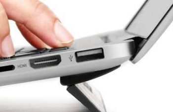 ノートPCには、blueloungeのkickflipを装着して角度をつけることで、キーボードタッチ作業が劇的に楽になるのだけど、この度PCを新しくして、これ無しで少し作業しただけで首と肩が痛くなるから、控えめに言ってもこの商品は最高。