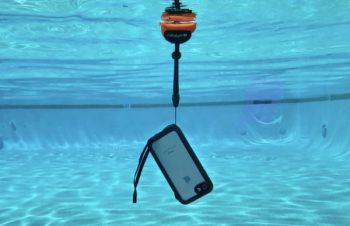 海へ山へのお出かけ時に！iPhone用防水ケース「Catalyst」