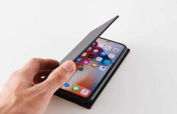 フリップを閉じるとスリープになるiPhone XS用手帳型ケースが登場