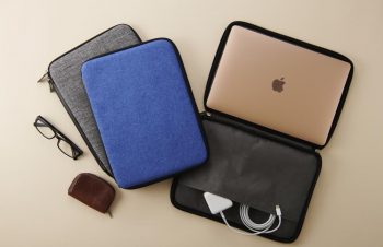 MacBook Air Retina 13インチ／Pro 13インチ対応のSimplismのジッパー式 軽量クッションケース（BookZip）