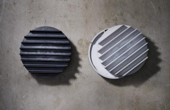 NuAns / COLONYデスク上にケーブルが増えたのでCOLONYを買いました。ガジェット類をシンプルにしようと思うとNuAnsに行き着くことが多いです。初めてみた時は既視感があるけど何か分からないデザインに疑問を抱いていましたが、ケーブル問題の当事者になって機能の魅力に気付きました。