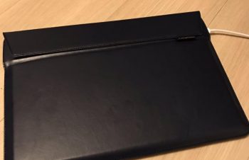 mbpのケース、入れたまま充電できるsimplismのに変えた。かなりぴったりだけど、台座っぽくも使えるし便利。