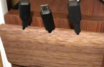 NuAns FOLDKEEPER サンワダイレクトのケーブルボックス（中にANKERのPowerPort）に設置して使用しています。縦型に設置した時のケーブルの動き具合も動画に。