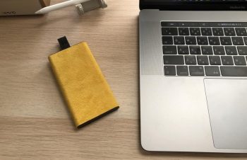 スエード素材でおしゃれなデザイン！NuAns TAGPLATE Lightning付きモバイルバッテリー