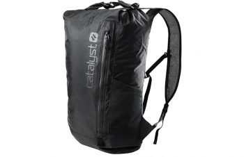 Catalyst｜耐水圧評価試験で10,000mmに耐え抜いた完全防水バックパック 20L