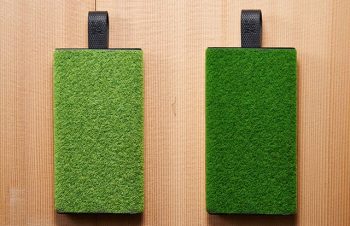 トリニティ、芝生の質感を再現したモバイルバッテリー「TAGPLATE Shibaful」
