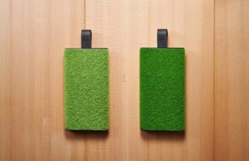 NuAns、代々木公園とセントラルパークの芝をイメージした薄型モバイルバッテリー「TAGPLATE」を発売 ‒ Shibafulとのコラボレーションモデル