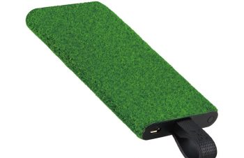 芝生の質感をまとったモバイルバッテリー「NuAns × Shibaful TAGPLATE Lightning/USB Type-C」