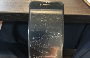 今まで画面を守ってくれてありがとう！！?というわけで、新しく同じ保護フィルム買った。結構好きで使ってやす！Simplism iPhone8 / iPhone7 [FLEX 3D] 複合フレームガラス フィルム ブラック https://t.co/TTfQe1UdkM #Amazon