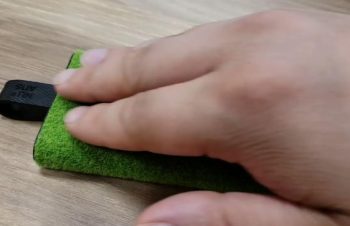 トリニティの芝生な薄型モバイルバッテリー、触感が本当にきもちいいですhttps://t.co/jsHCxekStE https://t.co/4vPl7XaL9d