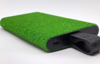 【レビュー】人工芝の手触りが心地よいLightningケーブル一体型モバイルバッテリー「NuAns TAGPLATE Shibaful Lightning」