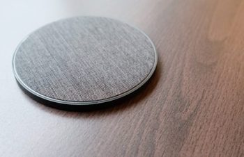 トリニティ、ファブリック素材を採用した薄型ワイヤレス充電器「Bluelounge Owen」を発売 ‒ iPhoneの7.5W急速充電にも対応