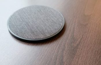 トリニティ、Blueloungeのワイヤレス充電器｢Owen｣を明日発売へ − 表面にファブリック素材を採用