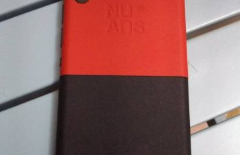 NuAns NEO [Reloaded]この組み合わせがカッコいい。もっと早く買えばよかった。ちなみにいまは、上ピンク。下ジーンズ。バンパーがなくてもいいくらい強度があれば、もっとスタイリッシュなのになー。#赤　#黒　#ピンク　#スマホ