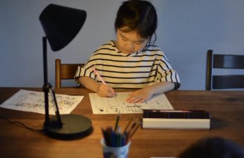 小学生って宿題があるのねー。大変ね。NuAns のCONEで音楽流しながら優雅に宿題タイム。