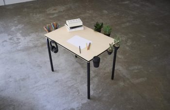 TENTが手掛けたテーブルを見て胸がときめいた。特にスタイルに合わせて機能を追加できるところがいい。自分が「机の上に物が多いと集中できない。でも、物好きゆえに使用する道具がやたら多い」という困ったタイプの人間だから、ほんとこういうプロダクトを待望していましたhttps://t.co/TD2093tpdH
