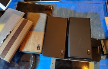 @hosinity 本日6月8日（土）開催の #変態端末オフ で、トリニティのNuAns NEOシリーズが好きな方々と話しました。みなさん、 #NuAnsNEO と #NuAnsNEOReloaded の両方を持っていて、話の熱量がすごかったです。後継機、気長に待ちます。透明のケースは、ユーザーの方の自作です。