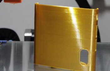 ゴールドのフィラメント(PLA)でNuAns NEO [Reloaded]のケースをプリントしてみた。結果はゴールドらしさが出た :-)#mactechlab