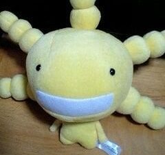 simplismのiPhoneXR用レンズバンパーを付けて、motomoのケースを付けた状態でiPhoneXRを真横から見てみた。ケースのカメラ穴の高さとレンズバンパーの高さが一緒だった。このお陰でレンズが一段低い状態になるので、レンズはこれで大丈夫そう。