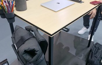 生でみたいと思っていたNuAnsのデスクもみれた?洗練されたデザイン…と思っていたけれど実際に開発の裏話聞いたらさらに惚れ込んでしまった…自分用に欲しいやーつ。https://t.co/ZLeZEWfzTY