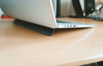 ノートパソコン用スタンド「Bluelounge Kickflip」を購入してMacBook Proに使ってみた