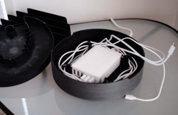 NuAnsのマルチ充電トレイを導入してみたんだけど、たった3つのパーツでUSB充電器を隠す・コードをまとめる・まとめながら長さを調節する・使わないときはコードを完全に隠す・充電中やそれ以外のときでも端末の置き場所を作る、という多機能っぷりでめちゃくちゃ興奮した…。これはいい…。