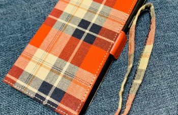 携帯のカバー届いた〜！ようやく嬉しい事きた〜！！やっぱりsimplism好きだな〜。iPhoneにしてからずっとお世話になってるけどもちやすくてしっかりしてかわいい?前のウッドのやつすきだったけど、これはこれで剥がれなくて良さそう！